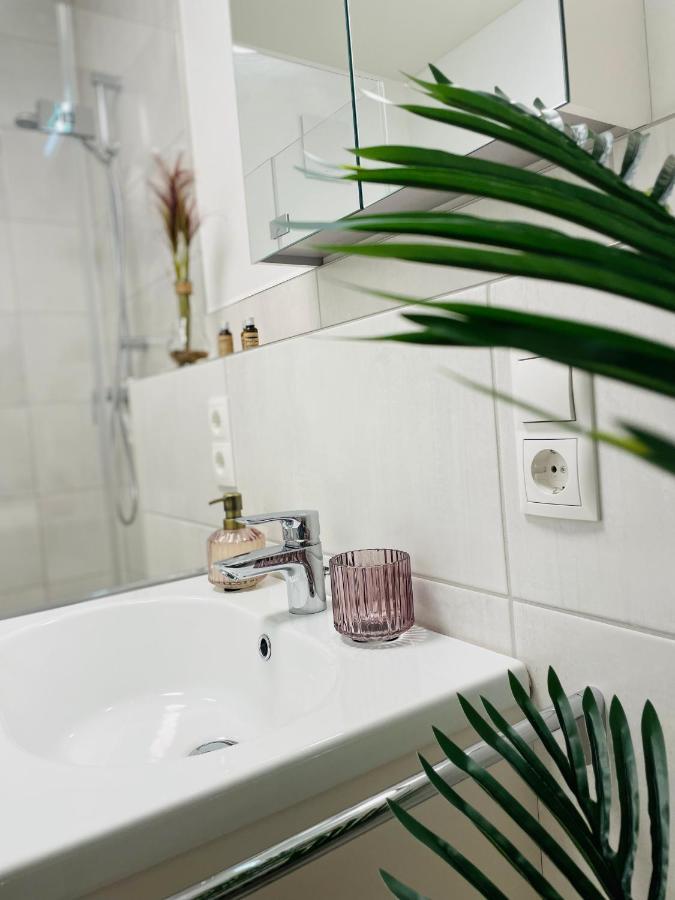 Klassen Stay - Exklusives Apartment Am Hbf - Kueche, Netflix, Kingsizebett Koblenz  Kültér fotó
